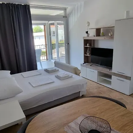 Apartmani Sunce I More Premantura Exteriör bild